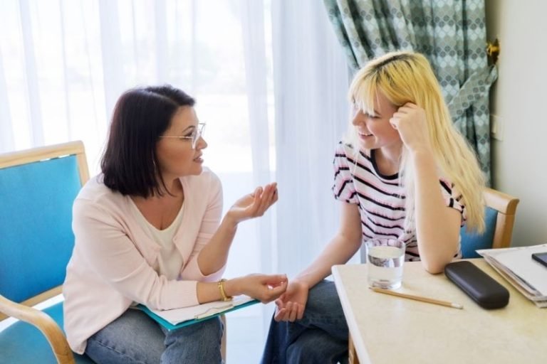 Clinical Social Worker vs Therapist: Roles & Responsibilities